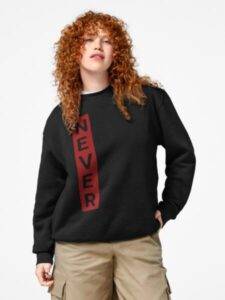 Pullover mit der senkrechten Aufschrift "NEVER"- Niemals. "Null Bock" Statement mit "NEVER"