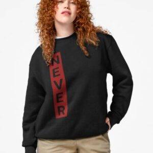 Pullover mit der senkrechten Aufschrift "NEVER"- Niemals.